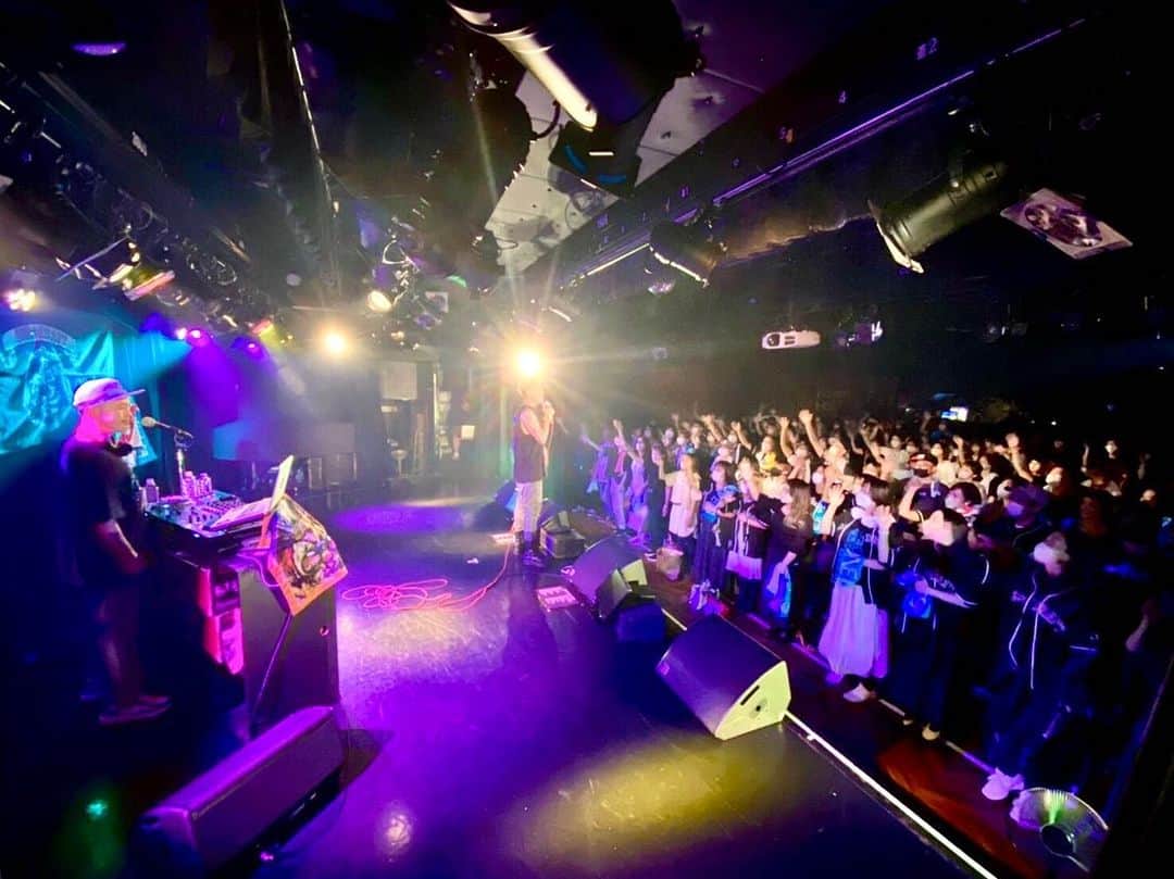 LANCEさんのインスタグラム写真 - (LANCEInstagram)「. BeeAliveVol.15 大阪公演@banana hall  いつ来てもバナナホール。 何度来てもバナナホール。  だったが今回…。  また来たらバナナホール、 リハーサル後、本番までの間に 会場内を散歩。  何度も来たのに、 知らなかった場所を、 いくつか見つけた。  エントランスからフロアに抜ける 途中にある狭い階段の先に、 来客用の喫煙所とか。  ただの喫煙所だけど…。  そこで一息ついた。  これが本編中に話してた、 懐かしい感覚。  よく、初めての会場や、 地方の遠征先では、 いろんな場所を巡っては、 好きな場所を探して、 近辺や会場内でも散歩してた。  ここ何年かは、 ステージ上ばかりを、 気にするようになってた、 そんな気がした。  だから初めて見つけた、 初めて踏む空間が、 感覚的には懐かしい感じがした。  でも単純にそれを思えるのは、 そこには懐かしいも新しいもない、 何も変わらないアンタらが、 愛変わらず目の前に散りばめて 煌めくからだ。  煌めきは劣化しない。 老いないのはそれがあるせいだ。  困った。  どうしよう。。 いつまでも若けぇまんまだ💧  毎度ありがとう。 大阪。」10月13日 14時28分 - onedraft.lancetagram