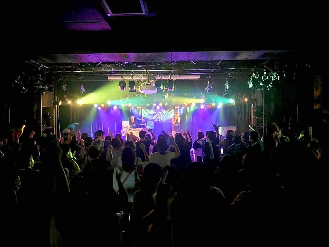 LANCEさんのインスタグラム写真 - (LANCEInstagram)「. BeeAliveVol.15 大阪公演@banana hall  いつ来てもバナナホール。 何度来てもバナナホール。  だったが今回…。  また来たらバナナホール、 リハーサル後、本番までの間に 会場内を散歩。  何度も来たのに、 知らなかった場所を、 いくつか見つけた。  エントランスからフロアに抜ける 途中にある狭い階段の先に、 来客用の喫煙所とか。  ただの喫煙所だけど…。  そこで一息ついた。  これが本編中に話してた、 懐かしい感覚。  よく、初めての会場や、 地方の遠征先では、 いろんな場所を巡っては、 好きな場所を探して、 近辺や会場内でも散歩してた。  ここ何年かは、 ステージ上ばかりを、 気にするようになってた、 そんな気がした。  だから初めて見つけた、 初めて踏む空間が、 感覚的には懐かしい感じがした。  でも単純にそれを思えるのは、 そこには懐かしいも新しいもない、 何も変わらないアンタらが、 愛変わらず目の前に散りばめて 煌めくからだ。  煌めきは劣化しない。 老いないのはそれがあるせいだ。  困った。  どうしよう。。 いつまでも若けぇまんまだ💧  毎度ありがとう。 大阪。」10月13日 14時28分 - onedraft.lancetagram