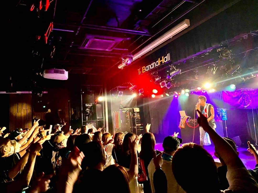 LANCEさんのインスタグラム写真 - (LANCEInstagram)「. BeeAliveVol.15 大阪公演@banana hall  いつ来てもバナナホール。 何度来てもバナナホール。  だったが今回…。  また来たらバナナホール、 リハーサル後、本番までの間に 会場内を散歩。  何度も来たのに、 知らなかった場所を、 いくつか見つけた。  エントランスからフロアに抜ける 途中にある狭い階段の先に、 来客用の喫煙所とか。  ただの喫煙所だけど…。  そこで一息ついた。  これが本編中に話してた、 懐かしい感覚。  よく、初めての会場や、 地方の遠征先では、 いろんな場所を巡っては、 好きな場所を探して、 近辺や会場内でも散歩してた。  ここ何年かは、 ステージ上ばかりを、 気にするようになってた、 そんな気がした。  だから初めて見つけた、 初めて踏む空間が、 感覚的には懐かしい感じがした。  でも単純にそれを思えるのは、 そこには懐かしいも新しいもない、 何も変わらないアンタらが、 愛変わらず目の前に散りばめて 煌めくからだ。  煌めきは劣化しない。 老いないのはそれがあるせいだ。  困った。  どうしよう。。 いつまでも若けぇまんまだ💧  毎度ありがとう。 大阪。」10月13日 14時28分 - onedraft.lancetagram