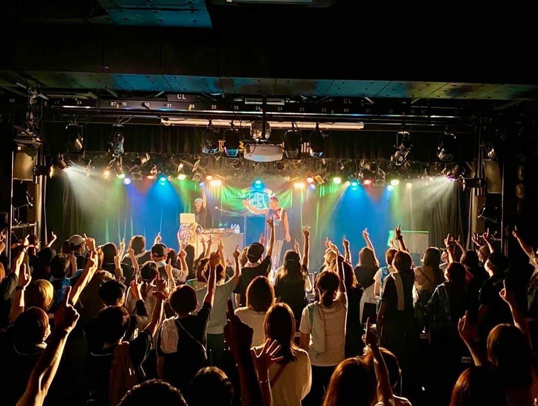 LANCEさんのインスタグラム写真 - (LANCEInstagram)「. BeeAliveVol.15 大阪公演@banana hall  いつ来てもバナナホール。 何度来てもバナナホール。  だったが今回…。  また来たらバナナホール、 リハーサル後、本番までの間に 会場内を散歩。  何度も来たのに、 知らなかった場所を、 いくつか見つけた。  エントランスからフロアに抜ける 途中にある狭い階段の先に、 来客用の喫煙所とか。  ただの喫煙所だけど…。  そこで一息ついた。  これが本編中に話してた、 懐かしい感覚。  よく、初めての会場や、 地方の遠征先では、 いろんな場所を巡っては、 好きな場所を探して、 近辺や会場内でも散歩してた。  ここ何年かは、 ステージ上ばかりを、 気にするようになってた、 そんな気がした。  だから初めて見つけた、 初めて踏む空間が、 感覚的には懐かしい感じがした。  でも単純にそれを思えるのは、 そこには懐かしいも新しいもない、 何も変わらないアンタらが、 愛変わらず目の前に散りばめて 煌めくからだ。  煌めきは劣化しない。 老いないのはそれがあるせいだ。  困った。  どうしよう。。 いつまでも若けぇまんまだ💧  毎度ありがとう。 大阪。」10月13日 14時28分 - onedraft.lancetagram