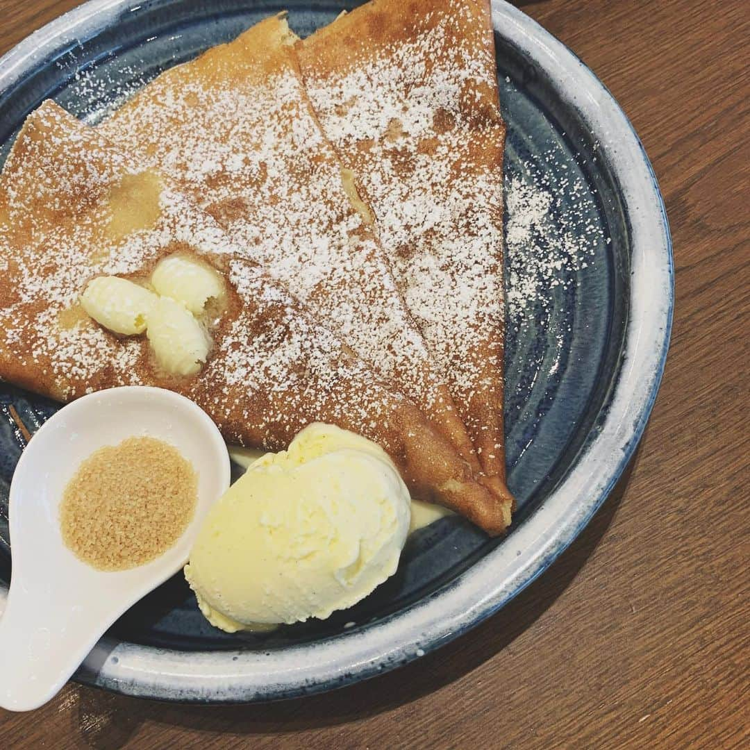 中津悠希さんのインスタグラム写真 - (中津悠希Instagram)「3姉妹でLunch🍽💕 人気だと教えてもらったガレット&クレープ屋さんへ。 黒タートル×黒レザーパンツでおそろコーデ。やっぱり姉妹はいいね🥰楽しかった🥰 #lunch #gallette #crepe #おそろコーデ #仲良し #3姉妹 #宝物」10月13日 14時54分 - yukinakatsu