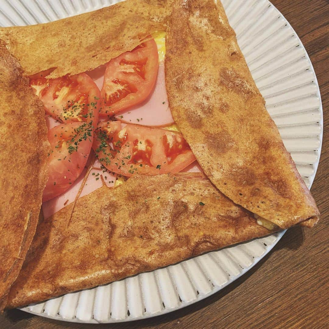 中津悠希さんのインスタグラム写真 - (中津悠希Instagram)「3姉妹でLunch🍽💕 人気だと教えてもらったガレット&クレープ屋さんへ。 黒タートル×黒レザーパンツでおそろコーデ。やっぱり姉妹はいいね🥰楽しかった🥰 #lunch #gallette #crepe #おそろコーデ #仲良し #3姉妹 #宝物」10月13日 14時54分 - yukinakatsu