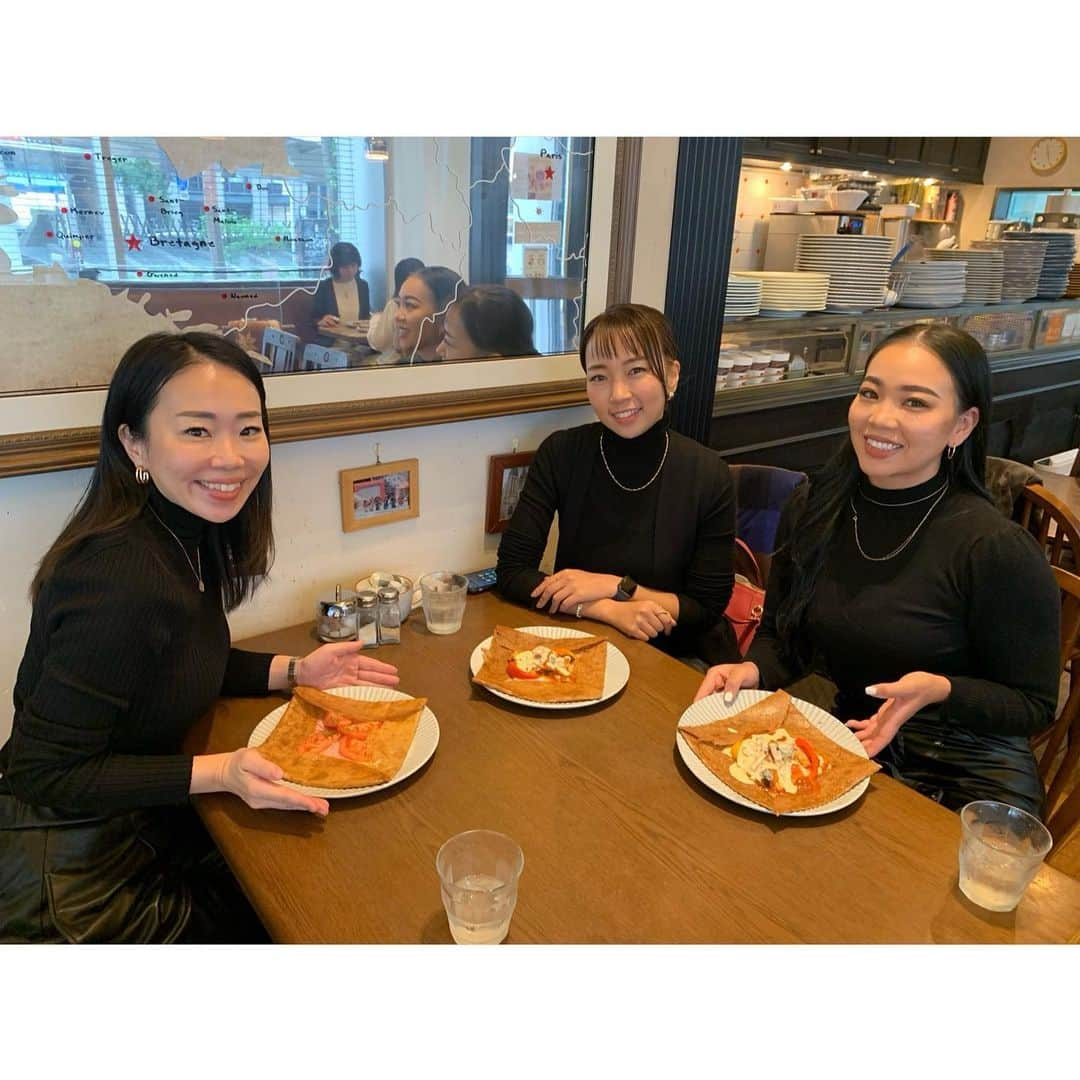 中津悠希のインスタグラム：「3姉妹でLunch🍽💕 人気だと教えてもらったガレット&クレープ屋さんへ。 黒タートル×黒レザーパンツでおそろコーデ。やっぱり姉妹はいいね🥰楽しかった🥰 #lunch #gallette #crepe #おそろコーデ #仲良し #3姉妹 #宝物」