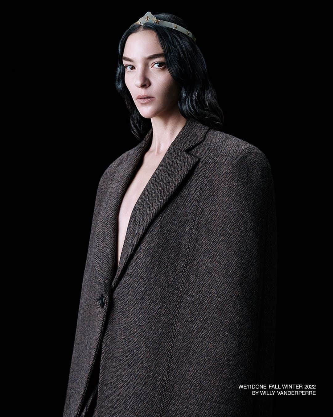 のインスタグラム：「Fall Winter 2022 campaign   Photographer: Willy Vanderperre @willyvanderperre Stylist: Olivier Rizzo #olivierrizzo Hair Stylist: Louis Ghewy @louisghewy Make-up: Lynsey Alexander @lynseyalexander Casting Director: Ashley Brokaw @ashleybrokaw  #WE11DONEFW22」