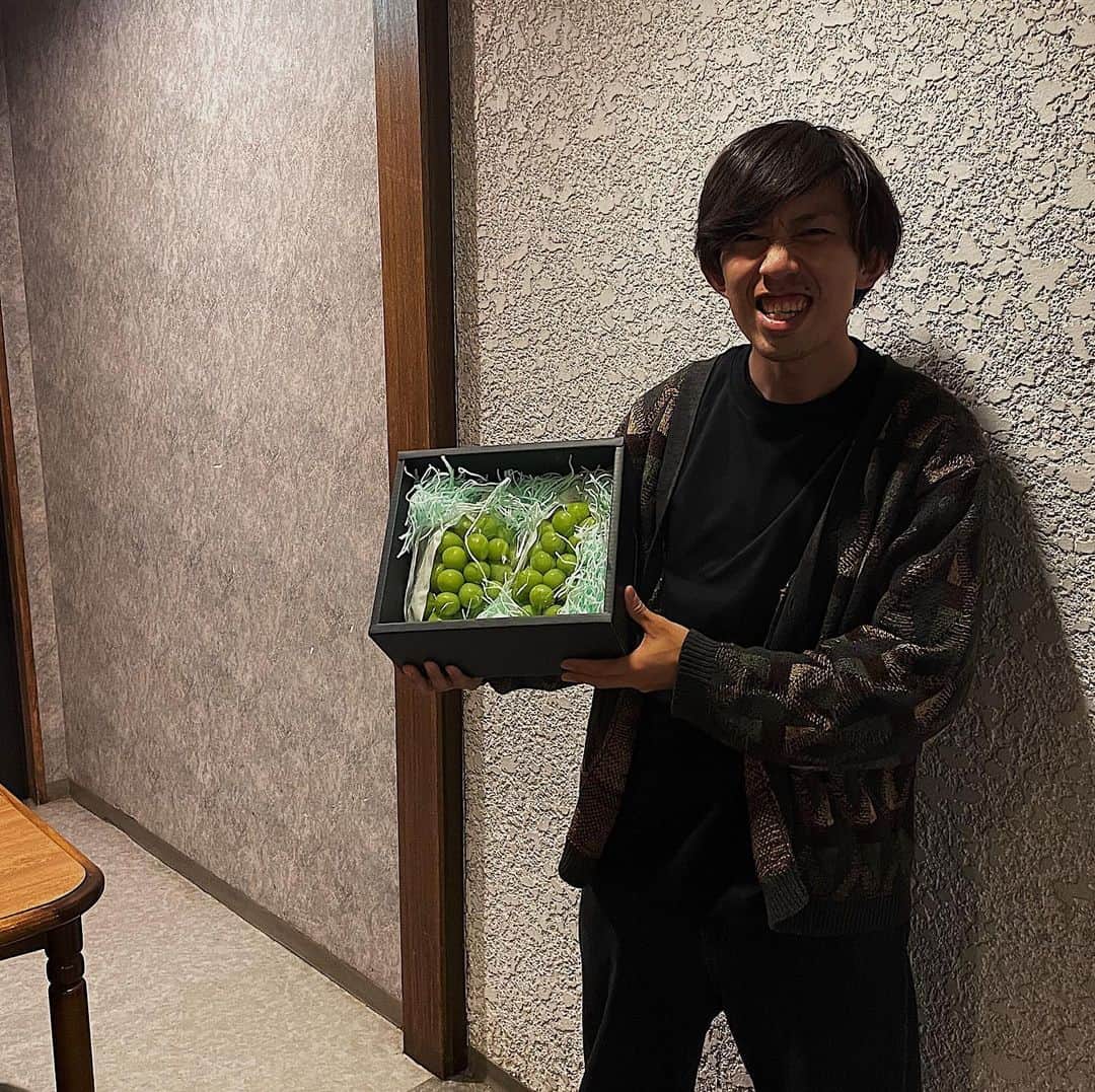 一戸誠太郎のインスタグラム：「【PR】応援品提供🍇 . . 距離別前の菅平合宿中に @yamagata_nmai さまよりシャインマスカットの差し入れを頂きました😋 シャインマスカットにはなんとビタミンB1が多く含まれているとのことで糖代謝の補助の効果があるため、高地トレーニングと相性が良いフルーツとなっています🍇 生産量では岡山や山梨、長野で多くつくられていますが山形県でも力を入れております💪💪 ご賞味あれ！！！ #おいしい山形 #シャインマスカット」