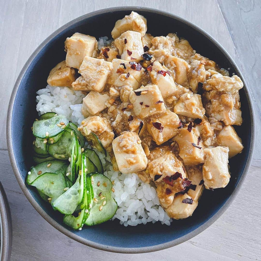 のインスタグラム：「たくさん質問してもらったvegan麻婆豆腐、わたしの超簡単オリジナルレシピのご紹介です😝🤍  まずタレを作ります。 豆腐1丁に対して、 醤油大匙1.5くらい 味噌大匙1.5くらい てんさいとう小匙2くらい vegan中華だし5gくらい もし大人だけで辛くする場合お好みで豆板醤 ↑これを全部混ぜておく  次に熱したフライパンに油を敷いて微塵切りにした生姜を炒めます。生姜の微塵切りは大匙1くらい。よく火を通すと辛さがなくなるのでお好みの加減に♡  そのフライパンにザクザク切った豆腐を入れます。木綿でも絹ごしでも美味しい♡  豆腐と生姜を炒めたらそこにタレを入れて炒めながら絡めてできあがり♡  お好みで最後に鷹の爪を♡  ぜひ作ってみてください🥰」
