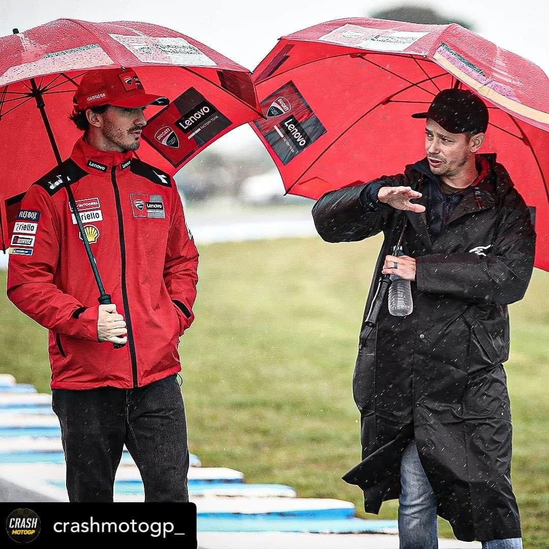 ケーシー・ストーナーのインスタグラム：「Posted @withrepost • @crashmotogp_ If you're going to do a track walk around Phillip Island, Casey Stoner is the right person to do it with 😎🇦🇺  #MotoGP #CaseyStoner #Bagnaia #AustralianGP #Ducati #Motorcycle #Racing」