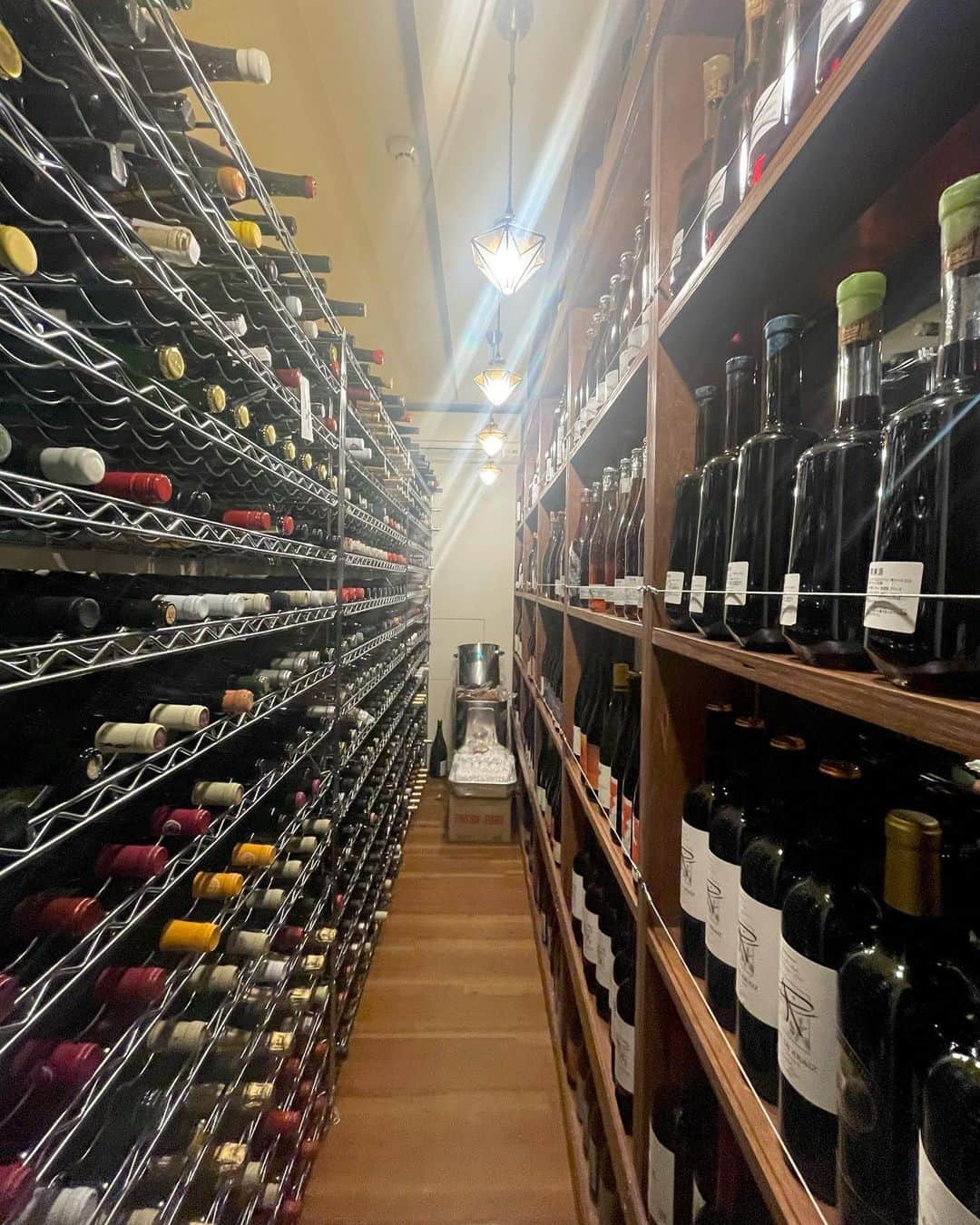 のインスタグラム：「1人でも行くお店 @chouchou_vannature  リニューアルしてやっと行けた。  マスターのコレクション。 ぜーんぶ飲んでみたい。」