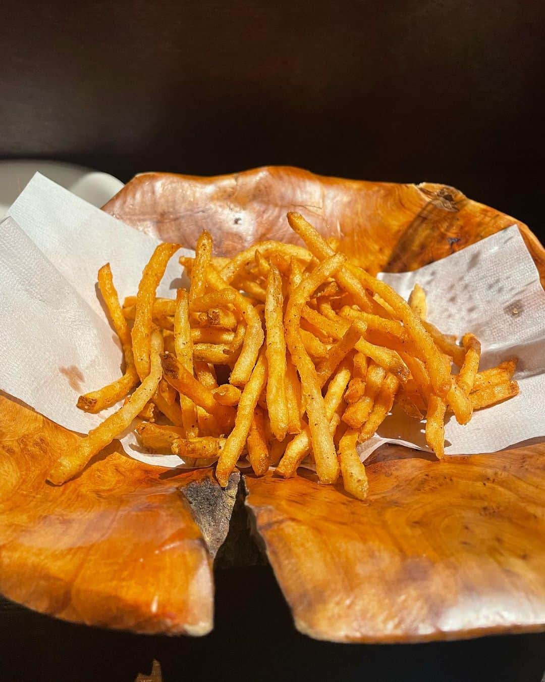 秋定麻紀子のインスタグラム：「ここのフライドポテトが1番好きです。 止まらない。 3枚目までは行くと必ず頼む。 あとは気分とマスターのおすすめ。  @chouchou_vannature」