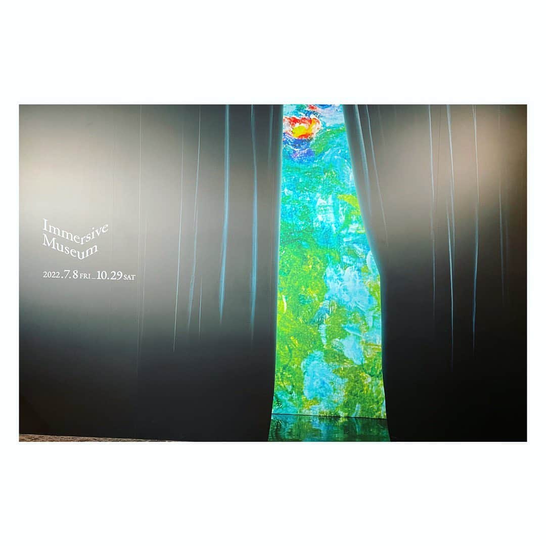 望月理恵さんのインスタグラム写真 - (望月理恵Instagram)「日本橋の三井ホールで開催中の「Immersive Museum」に行ってきました！印象派の芸術作品の世界をリアルに蘇らせる没入体験型ミュージアム。 作品の中に入ってしまいました。 これが、、本当の話なんです笑  360度のスクリーンがある部屋で どこで観るかによって 全く違う見え方をします。 私のおすすめは 全体が見える場所(２枚目)  同じ事務所の智子ちゃんに誘ってもらい @satoko.tricot_the  行ってきました！(４枚目は智子ちゃん) 2人大興奮でした😆 寝転がって見るスタイル (５枚目は私です) この展覧会、あらゆる絵で ずっとやって欲しいです！ @immersive.museum  #日本橋三井ホール #印象派#没入感 #モネ#デジタルアート #芸術の秋」10月13日 16時59分 - mochiee28