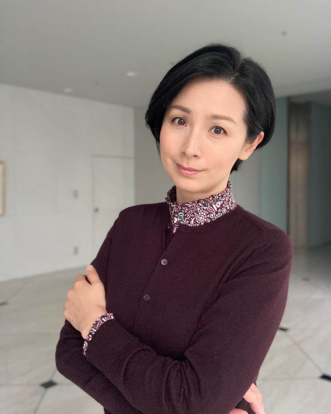 野村真季のインスタグラム：「ANNニュース着用衣装  10/8 朝ニュース/昼ニュース ブラウス・カーディガン・パンツ @scapa.japan  イヤーカフ @starjewelry_press   10/11 午後ニュース ブラウス・パンツ @aspesiofficial  ピアス @starjewelry_press   10/9 午後ニュース シャツ・スカート・ジャケット @amaca_official  ピアス @starjewelry_press   #テレビ朝日 #アナウンサー #アナウンサー衣装 #ootd #40代コーデ #40代ファッション #50代ファッション #大人コーデ #大人ファッション  #野村真季」