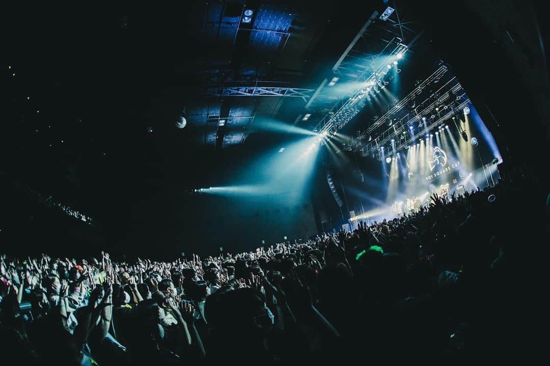 VOI SQUARE CATのインスタグラム：「2022.10.12 Zepp DiverCity Novelbright presents. 「KICK THE AGE TOUR Vol.2」  w)Novelbright / ゴールデンボンバー  #セトリ 1.フルボリューム 2.絶対宣言 3.有名人になりたくて 4.Jump!Jump! 5.ヒカリ  Photo @mnmy_0073   #zeppdivercity  #Novelbright #ゴールデンボンバー #VOISQUARECAT #ぼいすく #ライブ #バンド #ライブバンド #ロックバンド #邦ロック #ライブ写真」