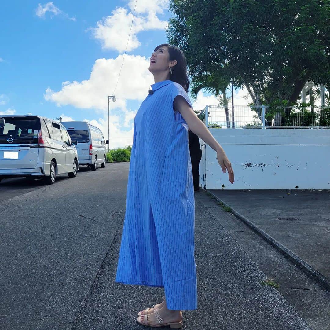 本仮屋リイナのインスタグラム：「沖縄の空気が恋しい....☁️💙🍃🌏️  １枚目🤳 ワンピース MIDDLA @middla_official  ピアス NOIR DE POUPEE @noirdepoupee_official  サンダル RANDA @randa_pic  ２枚目🤳 トップス、スカート fumiku @fumiku_tokyo @pr.artos  中に履いたプリーツスカート Three Four Time @threefourtime.official  ピアス NOIR DE POUPEE @noirdepoupee_official  リング Jouete @joueteofficial  サンダル DIANA @dianashoespress  #沸騰ワード10  #日テレ」