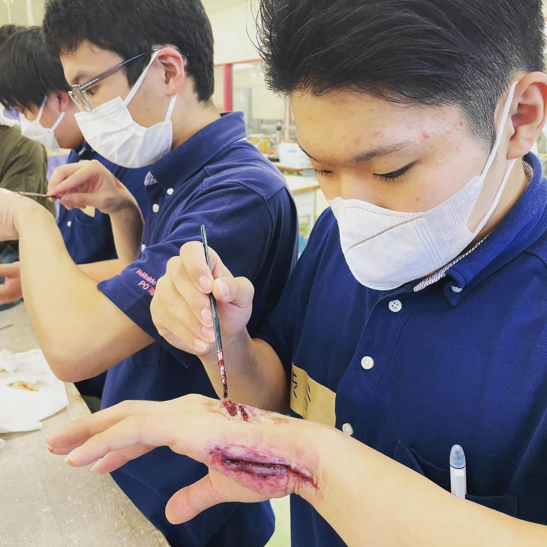 はいてくPOさんのインスタグラム写真 - (はいてくPOInstagram)「北海道ハイテクノロジー専門学校 義肢装具士学科  臨床スキル（特殊造形）  本日は特殊造形とアニマルブレースの選択制の講義でした！  特殊造形チームは 特別講師の吉田ひでお先生に特殊メイクを教わりました。  皆、義肢装具士の世界でも活かせる気づきがあったようでした😁  そして皆楽しそうでしたねー😆  #北海道ハイテク #義肢装具士 #義肢装具士学科 #特殊造形 #特殊メイク #三つ目がとおる」10月13日 18時12分 - hhtpo