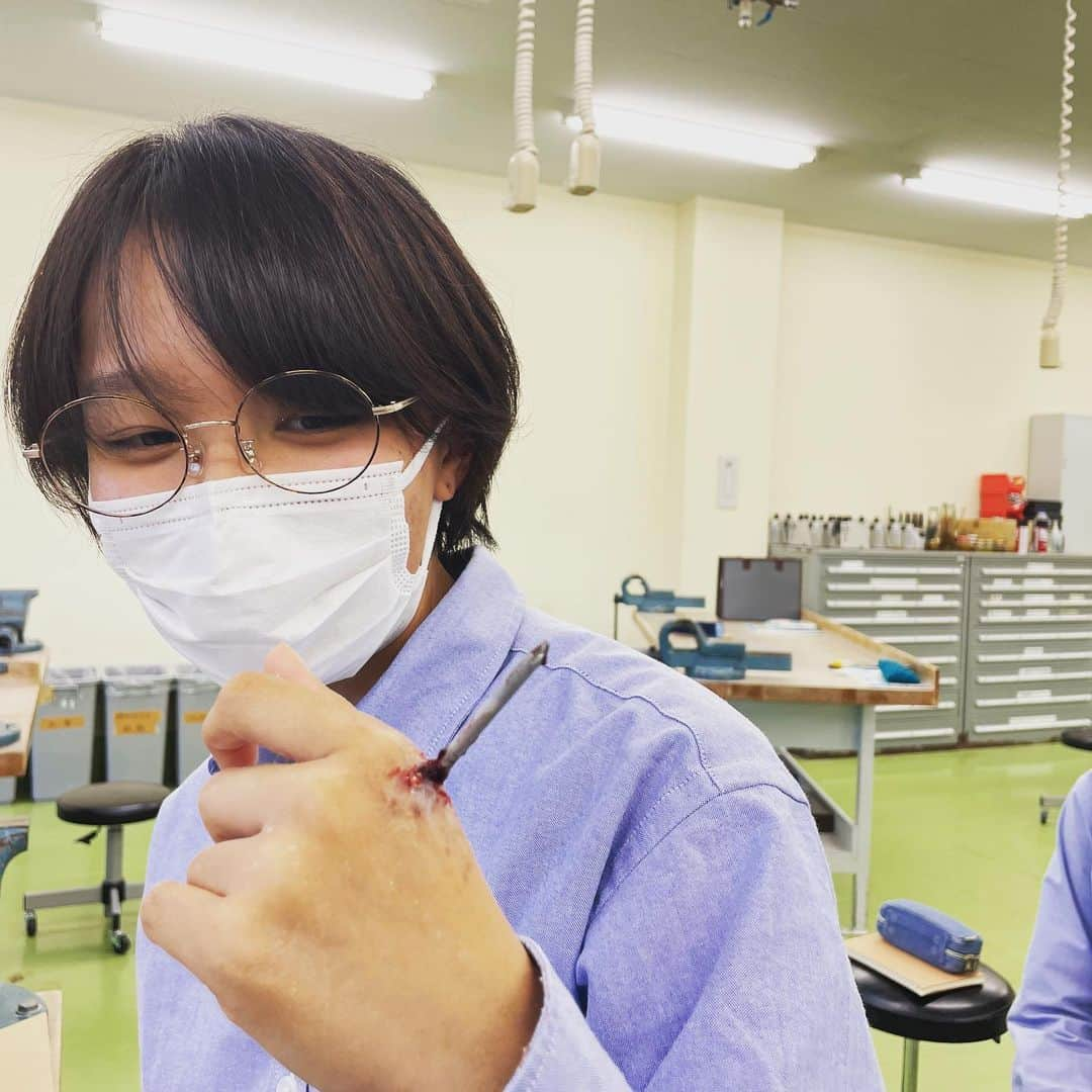 はいてくPOさんのインスタグラム写真 - (はいてくPOInstagram)「北海道ハイテクノロジー専門学校 義肢装具士学科  臨床スキル（特殊造形）  本日は特殊造形とアニマルブレースの選択制の講義でした！  特殊造形チームは 特別講師の吉田ひでお先生に特殊メイクを教わりました。  皆、義肢装具士の世界でも活かせる気づきがあったようでした😁  そして皆楽しそうでしたねー😆  #北海道ハイテク #義肢装具士 #義肢装具士学科 #特殊造形 #特殊メイク #三つ目がとおる」10月13日 18時12分 - hhtpo