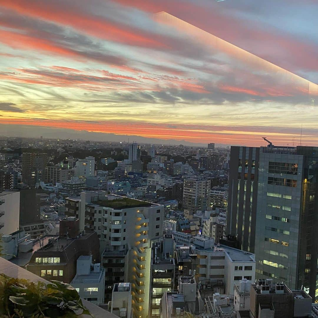 渋谷恭子さんのインスタグラム写真 - (渋谷恭子Instagram)「お仕事終わりの渋谷🌇 　 凄く素敵だった😍💕  #空 #夕方 #夕方の空 #夕焼け #夕焼けの空 #秋空 #秋の空 #景色 #渋谷 #渋谷区」10月13日 18時15分 - kyoko.86