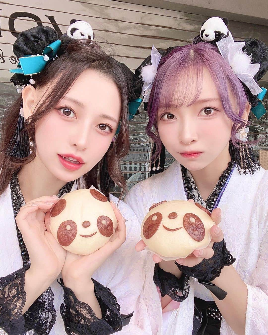 長嶋優里のインスタグラム：「♡ ． 双子パンダ🐼‪🎋‬🐼 ． ． 久しぶりのさわだ屋さん！やっぱり天才😞💘 ． ． 髪の毛も染めたばかりで綺麗💜 ． ． ． #浅草さわだ屋 #さわだ屋袴 #そのゆゆ💎 #パンダコーデ #上野 #パンダマン #過門香 #かかかぶぶぶききき #アイドル #パンダ #panda #ラベンダーカラー #ラベンダーヘアー  ． ♡」