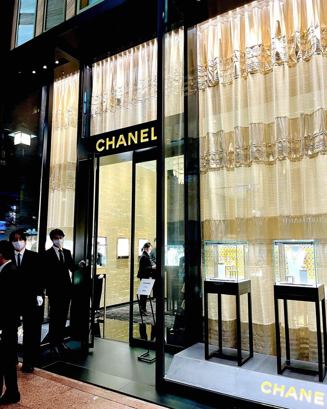 飯島望未のインスタグラム：「ついに @chanelofficial ウォッチ&ファインジュエリーのフラッグシップブティックが銀座並木通りに明日10月14日に 日本初オープンするということで 一足早く遊びに行ってきました。  アメリカの建築家のピーターマリノさんが設計を手掛け ガブリエルシャネルのアパルトマンをイメージした内装でジュエリーだけでなくオブジェなどにもこだわっている空間でした。 お洋服のブティックとはまた違った上質で洗練された高級感溢れる空間でそこにいるだけで異世界でした。  最後の動画のネックレスは 香水のN°5をモチーフにした非売品のコレクションでアイコニックな香水のボトルがデザインされ“55.55”と名付けられたネックレスで、センターには55.55カラットのダイヤモンドなんだそうです。期間限定の展示だそうなのでお早めに✨  是非店頭に足を運んでみてください💍  #シャネル #シャネルファインジュエリー」