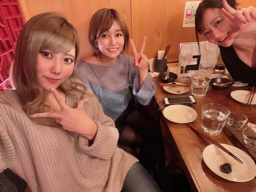 吉山りささんのインスタグラム写真 - (吉山りさInstagram)「😎🍻😎🍻😎 My daughter & えりちゃん ＆me  ハシゴ酒2件目は『アテニヨル』さんへ✨  @ateniyoru_littlechina   #お酒好き女子  #女子旅  #撮影 #札幌 #さっぽろ #すすきの  #ススキノ  #乾杯    #吉山りさ #モデル #single #mom  #ガールズトーク #japanese  #japanesegirls   📸私撮り方下手だから娘と席交代して撮ってもらう巻き😂」10月13日 18時36分 - oreorerisa