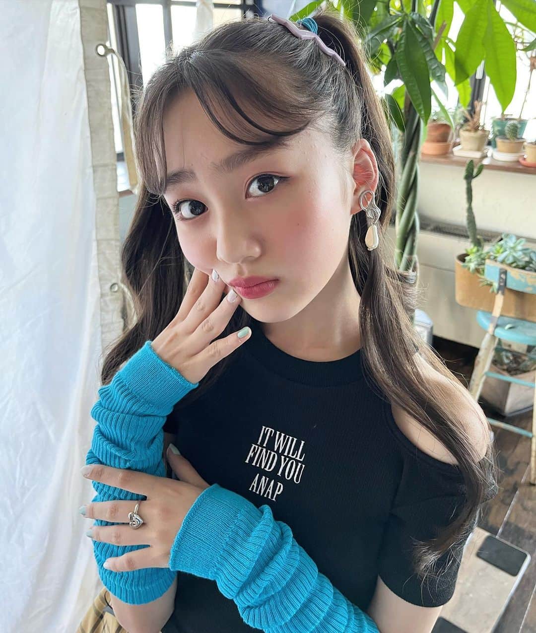 ニコ☆プチのインスタグラム：「📀💘🌟  韓国アイドルみたいなユメナを公開します🫶🏻 さすがにかわいすぎてメロメロ😍💖  このオフショは10月号韓国ガールのページだよ〜！ 10月号ぜひチェックしてね🥰  #ニコプチ #ニコプチモデル  #飯尾夢奏」