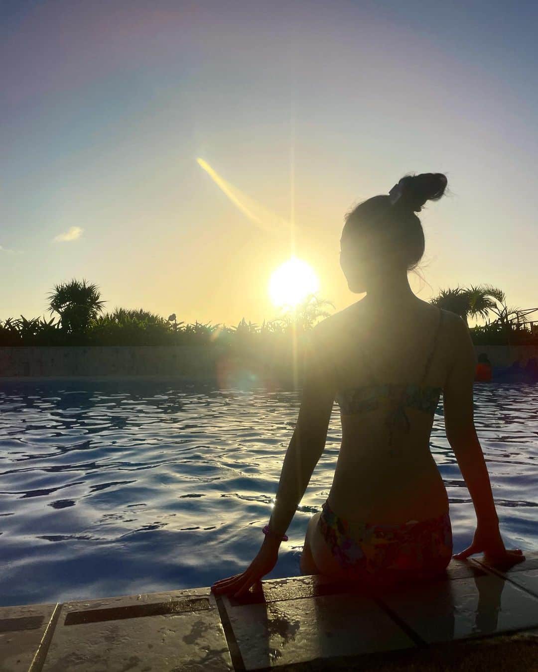 NOHANAのインスタグラム：「・ 東京寒すぎて沖縄が恋しい👙🌅 ・ #沖縄 #沖縄旅行 #okinawa #okinawatrip #pool #poolside #sunset #photogenic #instagood」