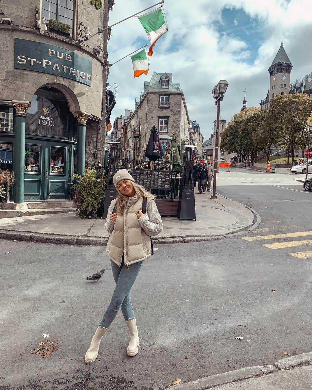 ニキ・ヴォリーズのインスタグラム：「I had one of the best weekends in QC city! Pigeon is most definitely steeling my spotlight, but that’s alright🍁」