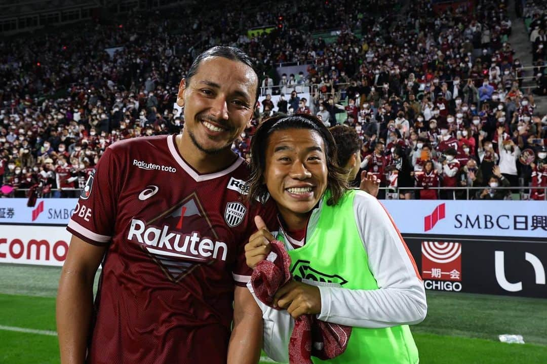 初瀬亮のインスタグラム：「おらの大好きなお兄ちゃん😍🤙🏽  #visselkobe  #遠征移動の隣は絶対この人 #ピッチ外でも常に一緒 #世話になりすぎて返しきられへん人」