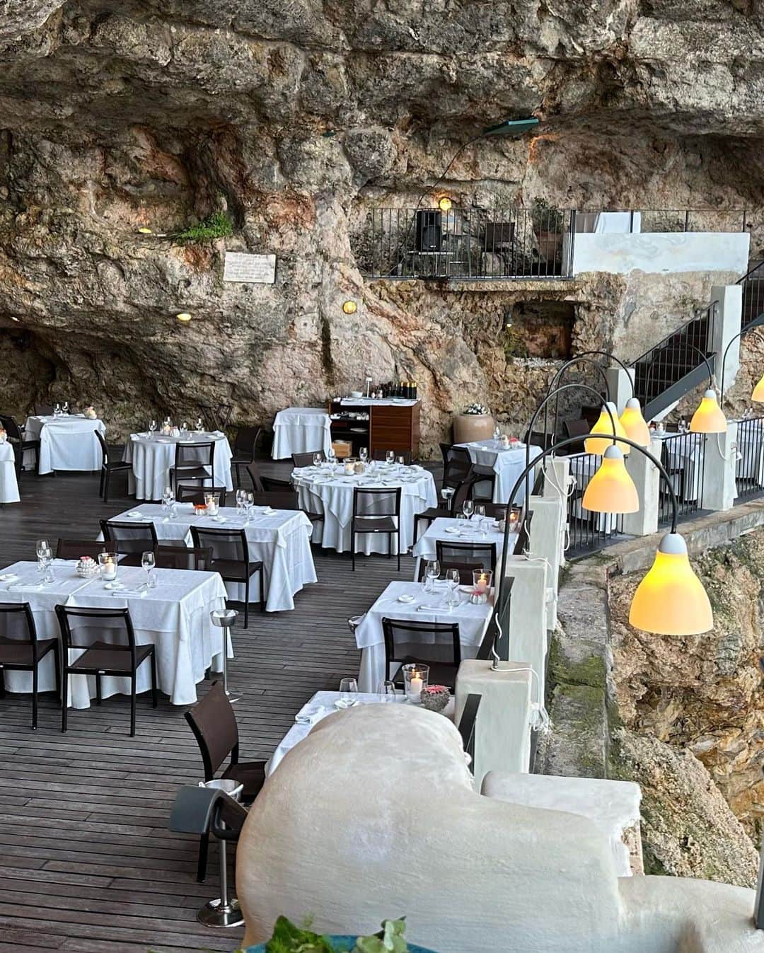 チン・ジェヨンさんのインスタグラム写真 - (チン・ジェヨンInstagram)「. 세상에서 가장 로맨틱한 레스토랑이라는 동굴레스토랑. 그로타 팔라체세(Grotta Palazzese) 1700년대에 오픈해서 무려 300년이나되었다니  정말 이탈리아는 로맨틱 그잡채 ♥️ 너무아름다운곳이라  사진을 안찍을수가없고 사진에 다 담기지도않고 사진을 다 올릴수도없네요   #진재영_온세상이나의무대  #진재영_화양연화  #진재영_italy🇮🇹  #italy #Puglia #bari #PolignanoaMare #풀리아 #폴리냐노아마레 #그로타팔라체세  #GrottaPalazzese #ristorantegrottapalazzese」10月13日 19時17分 - jinjaeyoung_con.t
