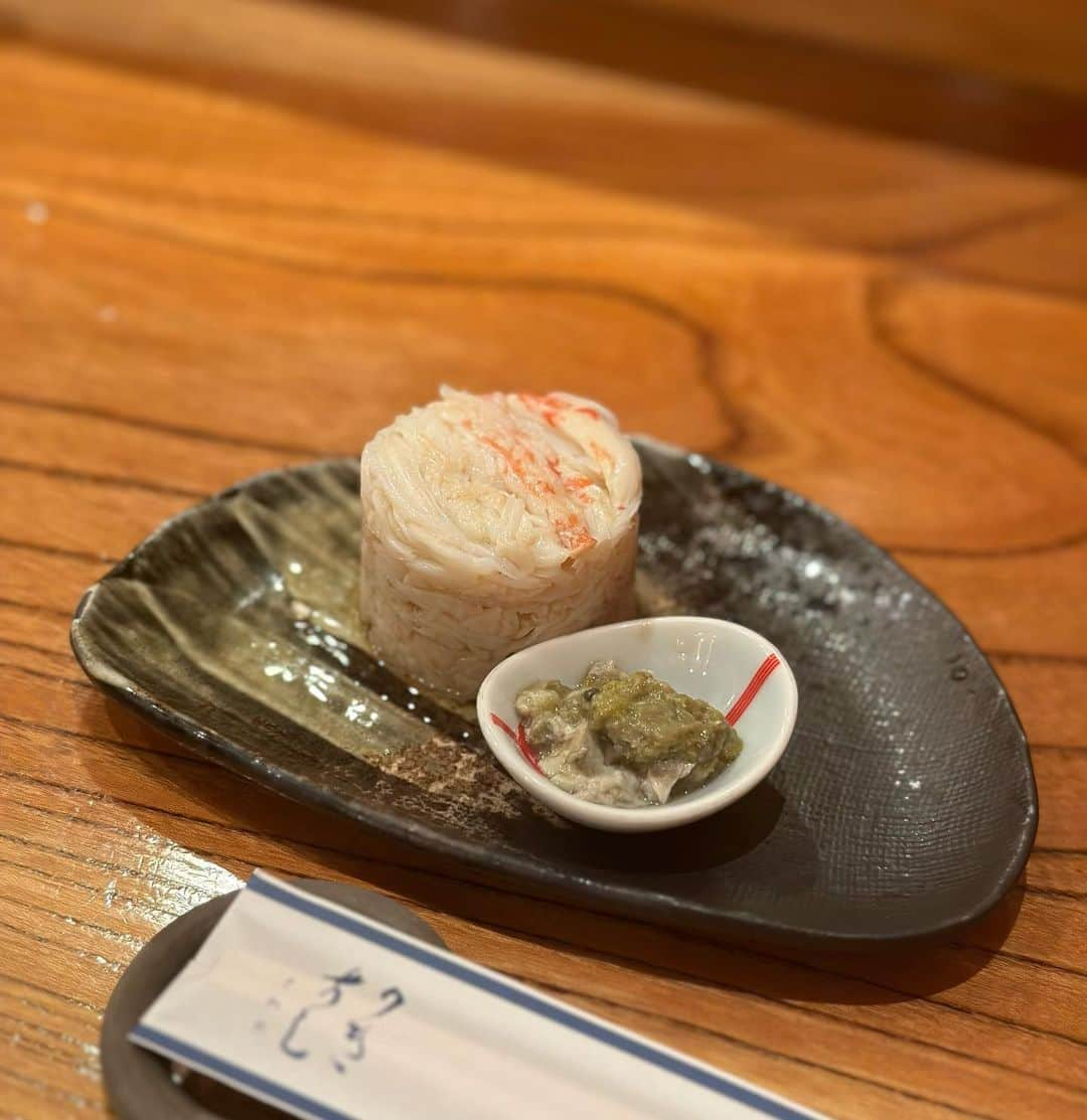 高野祐衣さんのインスタグラム写真 - (高野祐衣Instagram)「先日の🍶🍣  サウナで整いまくった後の 美味しいお酒とお鮨は最高でした🤤 in 佐渡島  古旅館をリノベーションした 『Hostel Perch』のサウナは100℃超えで外気浴が最高でした！佐渡旅行の際は是非✨  #日本酒　#日本酒女子 #天領盃　#雅楽代 #佐渡島　#りきすしさわた」10月13日 19時38分 - yuipooon12_06