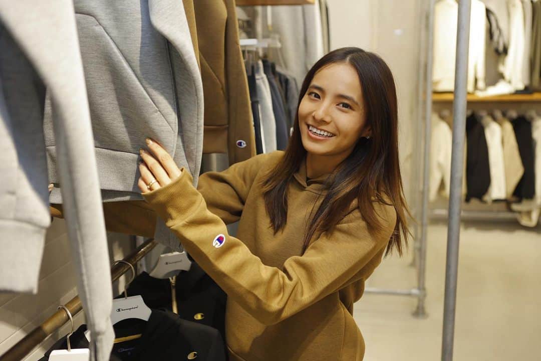 佐野千晃のインスタグラム：「チャンピオン連投、、、！笑  だって可愛いんだもん🤤  新作もビンテージも可愛いが詰まってるchampionの店舗は渋谷にあるよ🤤  #natural #healthy #good #gilrs #gilr #cool #cute #ooted #selfie #self #face #スポーツ女子 #スポーツ #笑顔 #ひまわり#チャンピオン #champion #可愛い」
