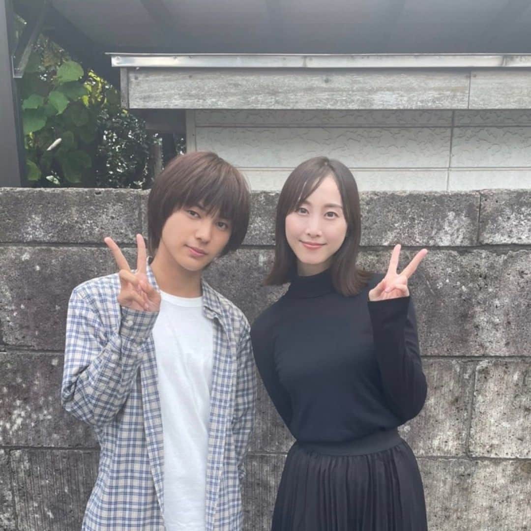 松井玲奈のインスタグラム：「『#少年のアビス』第7話本日放送です！ 令くんの元へ向かった人たちがもつれ合い、また新たな展開が待ち受けています。  現場で珍しくツーショット撮ってもらったのでシェア！」