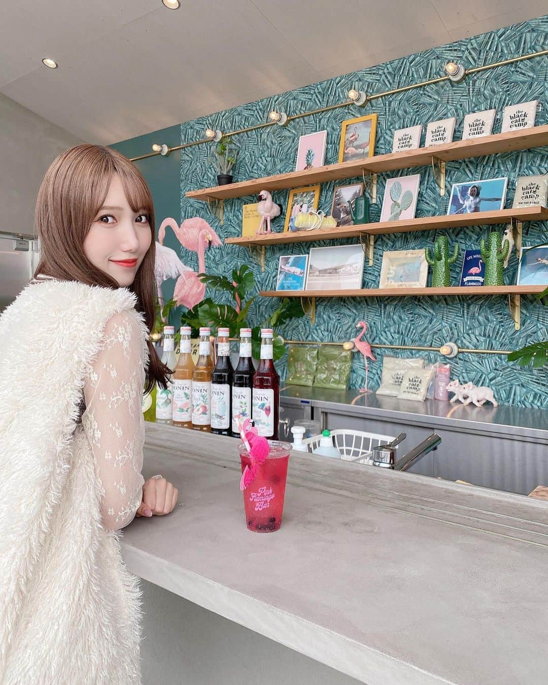 のインスタグラム：「🦩🤍🥤 . この間ロケで行ったとこが とってもかわいい空間だった〜 . 東区香椎照葉6丁目6-6 . #ドリームドア福岡 #dreamdoor #照葉」