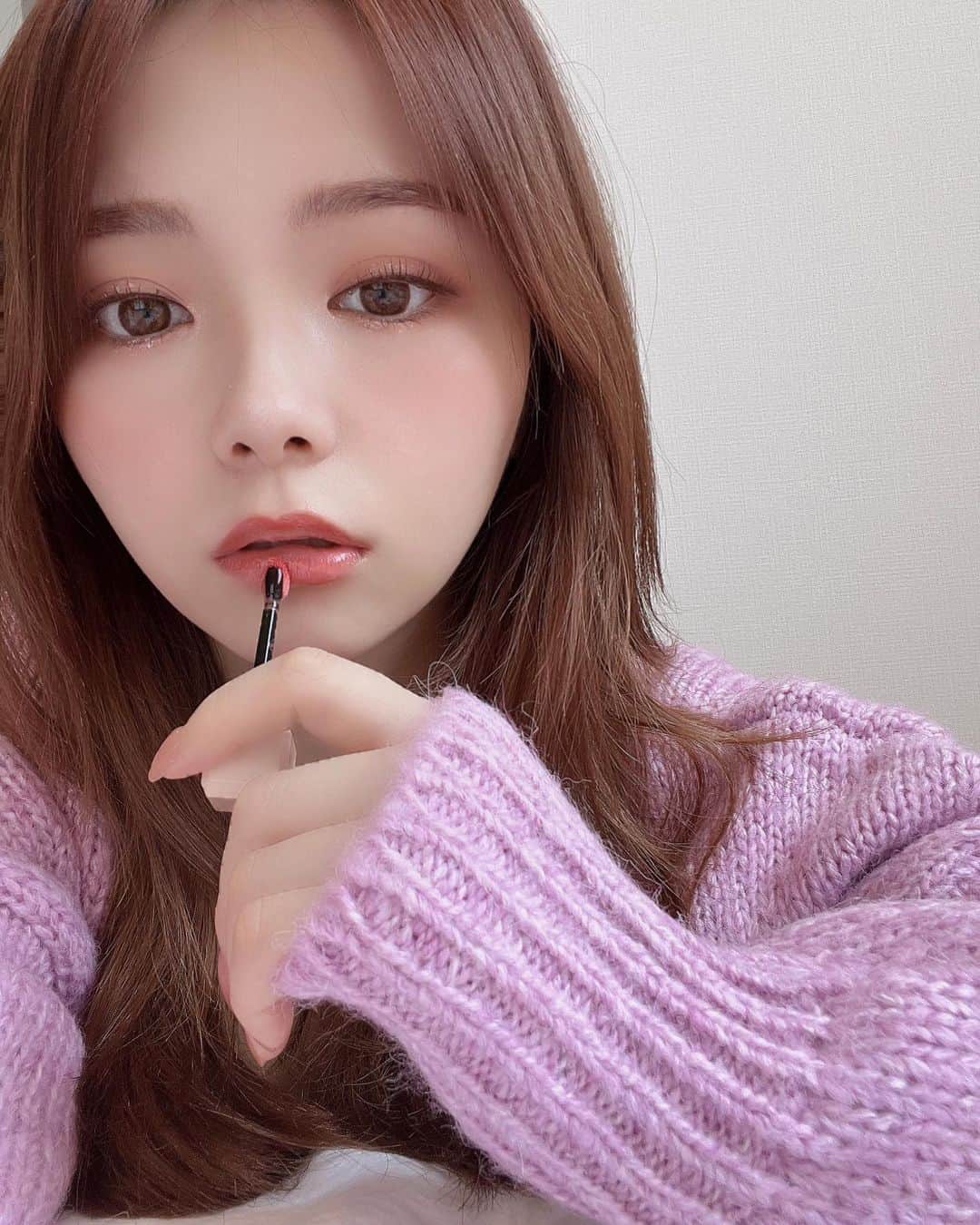 のインスタグラム：「. New nails.Favorite lips.  ヘアカラーがピンクってことでネイルも！ ずっと使ってる HERAのLipと ファンの子がくれたMACのリップが手放せない💗  久々、ドラマ見たんだけどsilentハマりそう 今日みなくっちゃ👀   #ピンクネイル#ピンクリップ#ピンクメイク#イエベ秋#イエベオータム」