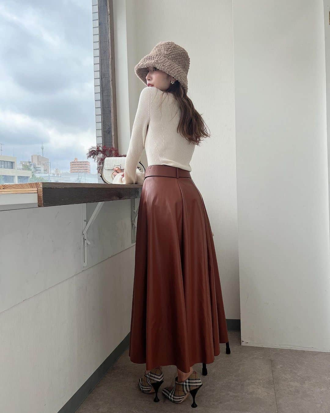 舟山久美子（くみっきー）のインスタグラム：「今週の私服たち。  なんだかどんより〜な日々が続いていたのでお洋服でテンションを上げた1週間☺️  1枚目のコーディネートは、 タートルネックにレザースカートで完全に骨格ストレートさんの勝ち服。身体のラインを出したものや、しっかりとした素材が似合う✨  2枚目は骨格ナチュラルさん向け✨ボリュームのあるお洋服やドライな質感がとっても似合う。わたしはスカートと合わせてますが、パンツスタイルもハマると思います😘  3枚目は骨格ウェーブ向き✨ ウエスト位置は高く、リボンでポイントを上に持っていくとスタイルアップ。 タートルネックを着る時は模様が入っていたり立体感のあるものを着るとより似合いますよ🥰  アイテムはタグ付けしておくね☺️  明日は金曜日！ みんなはどんな1週間でしたか？🥰  #骨格ストレート  #骨格ナチュラル  #骨格ウェーブ」