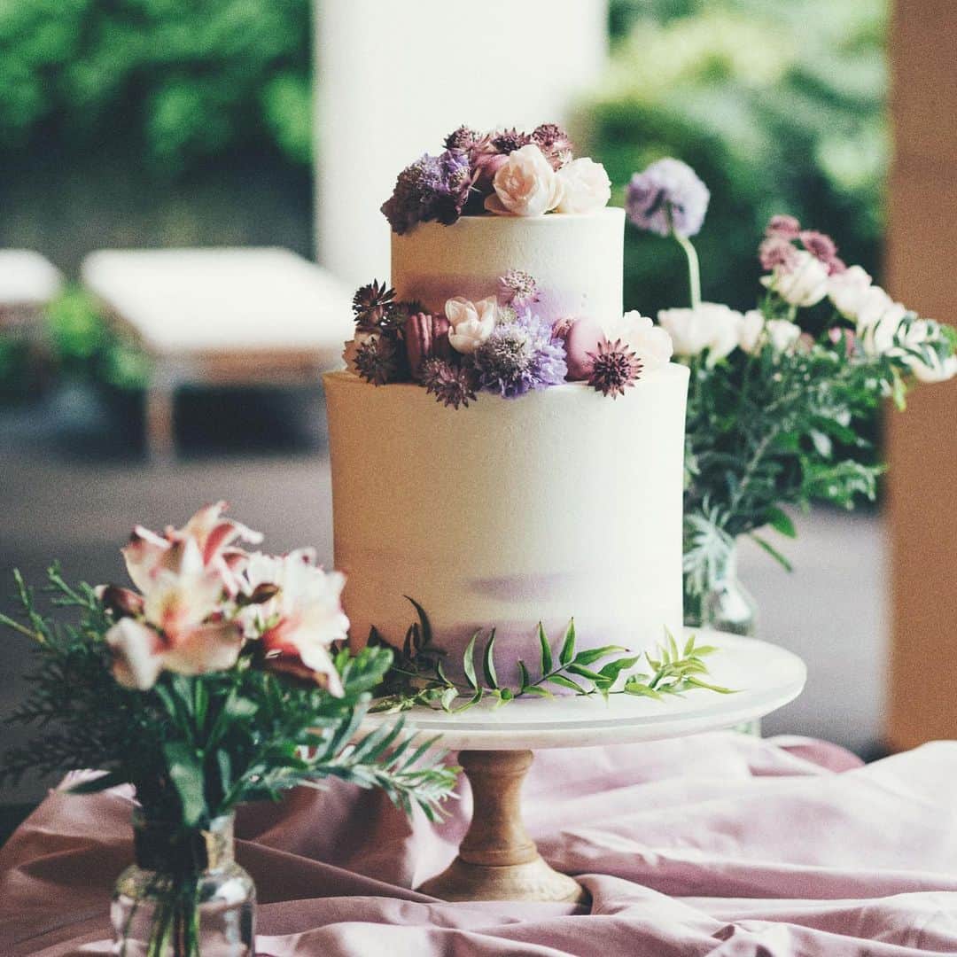 アマンダンヒルズのインスタグラム：「パープルのお色味のケーキ。 ほどよく抜け感のある、 そんなパーティーをご希望される、 そんなおふたりにぴったりです。  #アマンダンヒルズ #amandanhills #ノバレーゼ #wedding #結婚式場探し #プレ花嫁 #婚約 #プレ花 #bridal #神奈川花嫁 #ウェディングフォト #卒花 #リゾートウェディング #ガーデンウエディング  #Weddingcake #ウェディングケーキ #神奈川 #厚木」