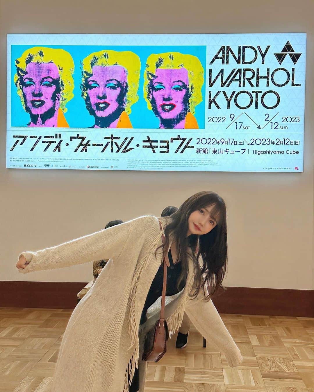 遠藤 玲奈 /endo renaのインスタグラム：「京都旅行2日目🌰  京都にある、 #アンディウォーホル キョウトで、展示みてきた☺︎ ウォーホルの人柄がよく出ていたなぁ 有名なキャンベルスープや、最後の晩餐が観れました𓌉◯𓇋 初期作品も結構あった！ わたしはゴリゴリ展示会巡りするマンなのですが、普段アート興味無い方でも楽しめる雰囲気だったのでオススメです☺︎  夜は、ずっと行ってみたかった #なんばグランド花月 へ☺︎ ミキとインディアンスと笑い飯さんなどなどみれた🫶 あとたこ焼きもいっぱい食べました♡ あっちっち本舗のたこ焼きが異常に好きなの…🥹  弾丸旅にしては色々行けた😂🤍 それにしてもiPhone14pro画質良すぎる…！(定期)  #アンディウォーホル#アンディウォーホルキョウト#ポップアート#京都旅行 #京都#京都散策#展示会巡り#大阪観光 #大阪旅行#お笑いライブ#ロングヘア#ロングカーディガン #iphone14pro」
