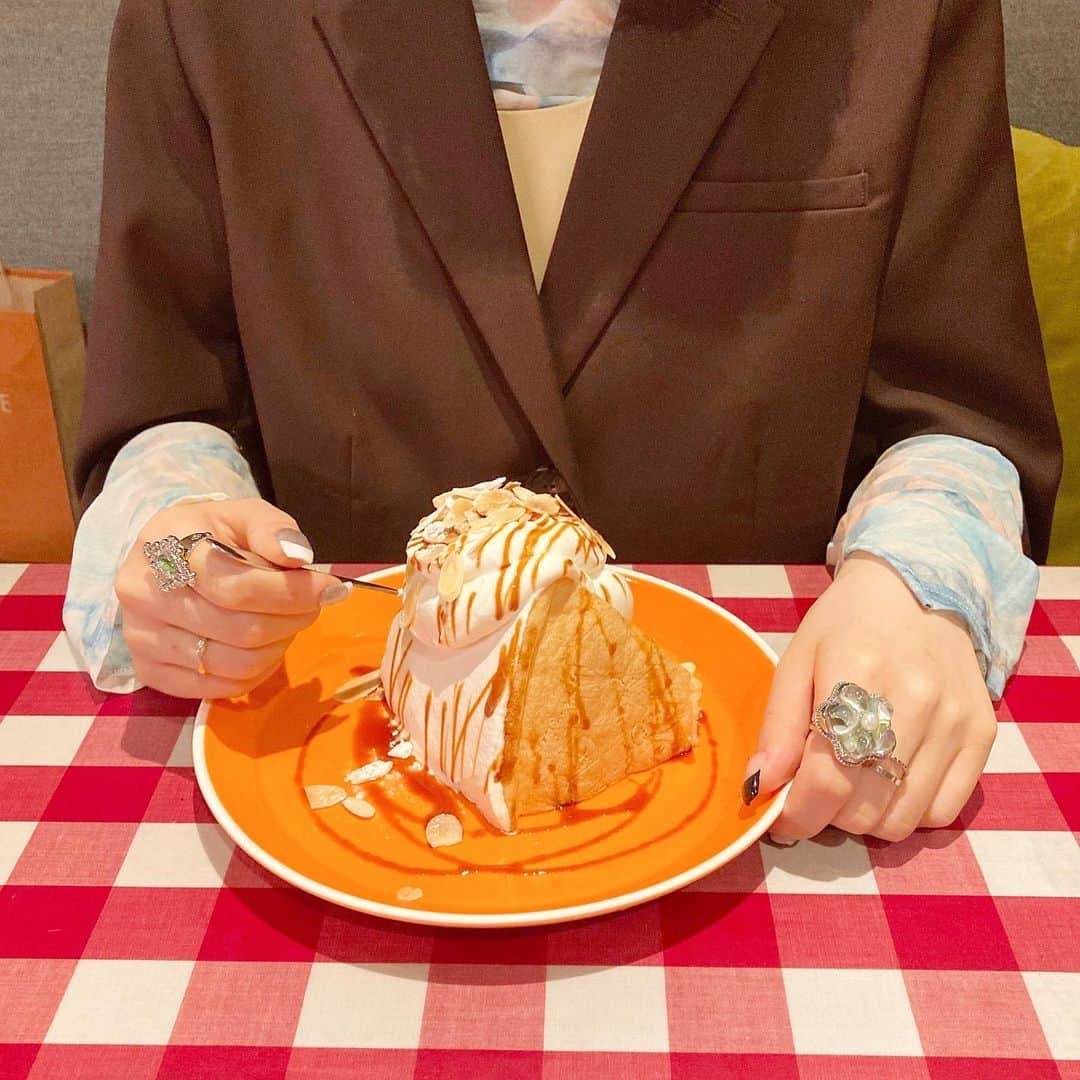 Sakikoさんのインスタグラム写真 - (SakikoInstagram)「2022.10.13 ＊大きなシフォンケーキ＊  先日行ったカフェの雰囲気やケーキが素敵だったので、日常垢で投稿させてください✨  大きなシフォンケーキに生クリームがたくさん載っていて美味しかったです🍰 シフォンケーキをイメージしたビーズリングも作りたいなーと姉妹で話をしていました💍 生クリームの艶感は白色のパールで、そうなると、生地のベージュ色はどんなビーズにしよう、天然石かチェコビーズか…などと話し合いました💭 完成したら、今後の新作で販売しようかなと思います💫  パーツの買い出し帰りや新作アイデアのために外に出ることが多いですが、たまにカフェに寄って姉妹でアクセサリーのアイデアを語り合うのも、とても楽しい時間です🌼🫖  つけている指輪は、秋の新作の ・flower ring(pearl green) ・流れ星のお願いリング(グリーン) です🍀💍」10月13日 20時59分 - palpitation.life
