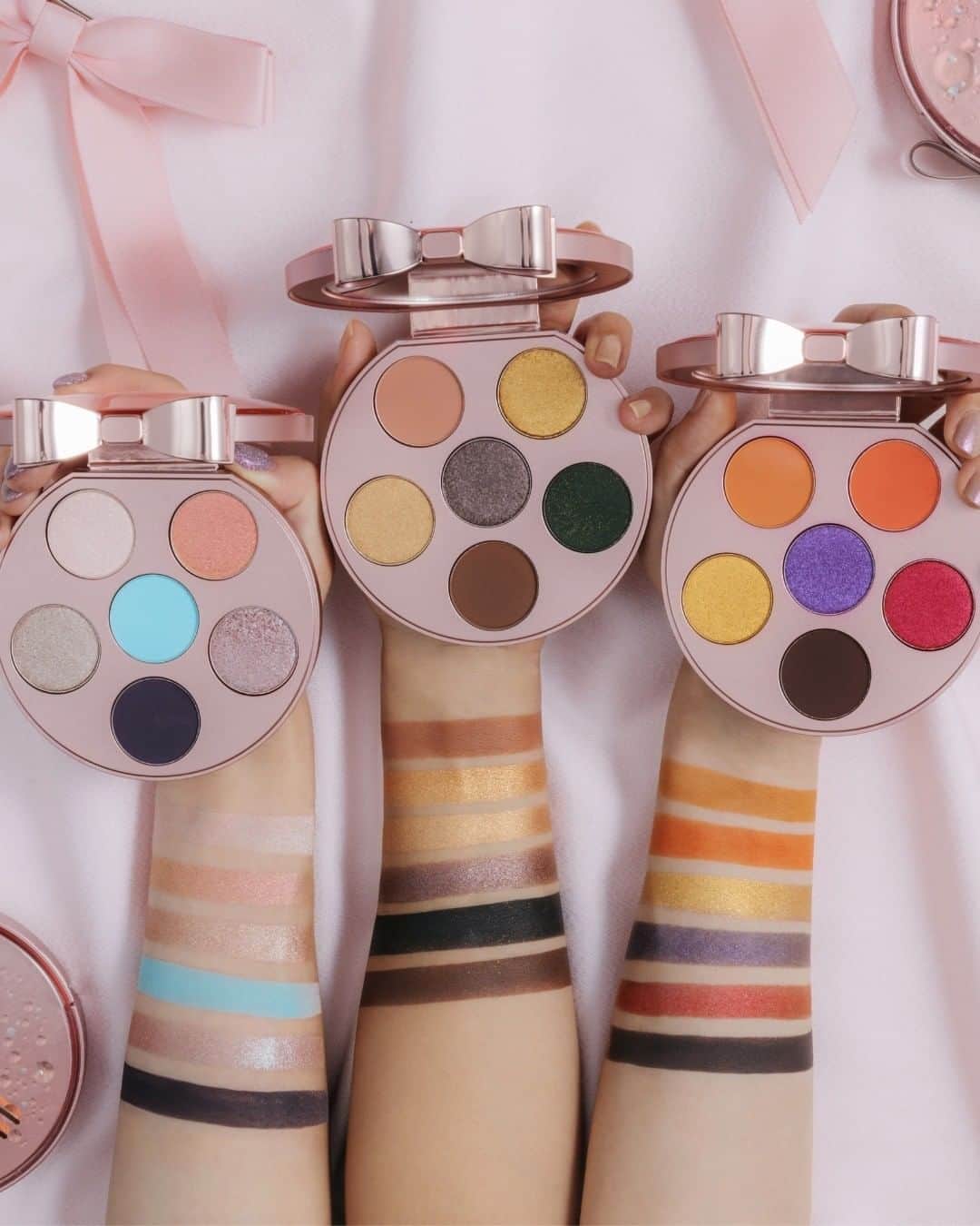 M∙A∙C Cosmetics Japanのインスタグラム：「＼明日店頭予約スタート！／ #MACクリスマスコフレ2022  ホリデーシーズンに欠かせない華やかなシェードが詰まった6色入りのアイシャドウ パレット✨豊富なカラーバリエーションで、気分まで華やかに🫧 スワイプして4種パレットのスウォッチをチェック👉  🎀アイ ラブ サプライズ アイシャドウ パレット × 6 (全4種) 画像2枚目：リーガル ローズ 画像3枚目：スパークリング ワイン スプラッシュ 画像4枚目：ボールド ボウ 画像5枚目：M·A·C ベスト セラー*  *M･A･C公式オンラインショップ、その他公式オンラインサイト (LINEギフト、楽天、 ZOZOCOSME 、@cosme SHOPPING)限定  2022/10/14(金) 全国店舗予約開始 2022/10/18(火) オンライン先行発売 2022/10/21(金) 全国発売 　 #MACBUBBLESANDBOWS #MACHOLIDAY #MACバブルズアンドボウ」