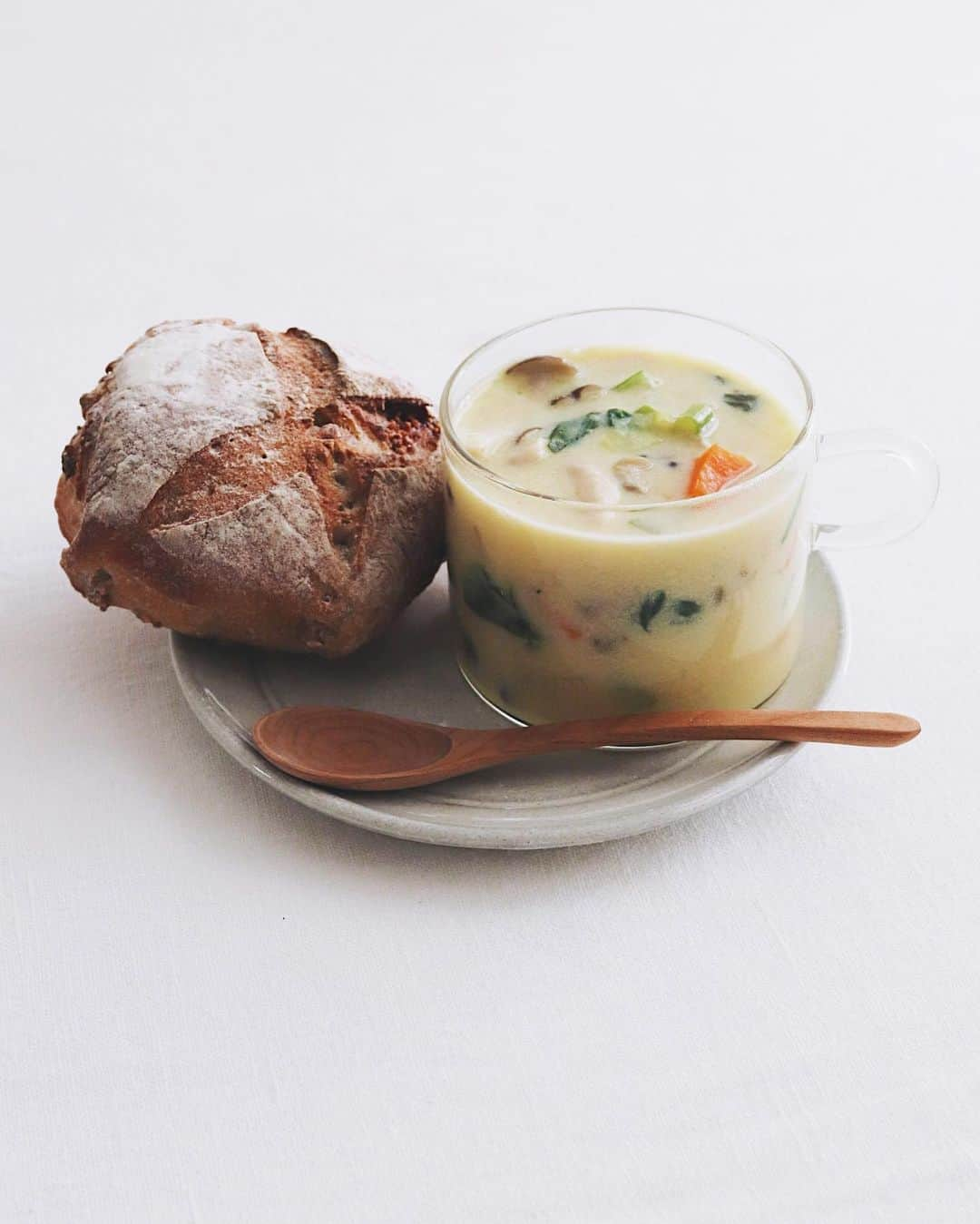 樋口正樹のインスタグラム：「Today's breakfast . 今朝の朝ご飯はパンとスープで、 冷凍アサリと半端野菜と豆乳の 具だくさんクラムチャウダーと、 無花果と胡桃のリュスティック。 . . . . #朝ごはん #クラムチャウダー #野菜スープ #パンとスープ #スープとパン #リュスティック #イチジクとくるみのリュスティック #アンデルセン #andersen #clamchowder #soupandbread #breadandsoup」