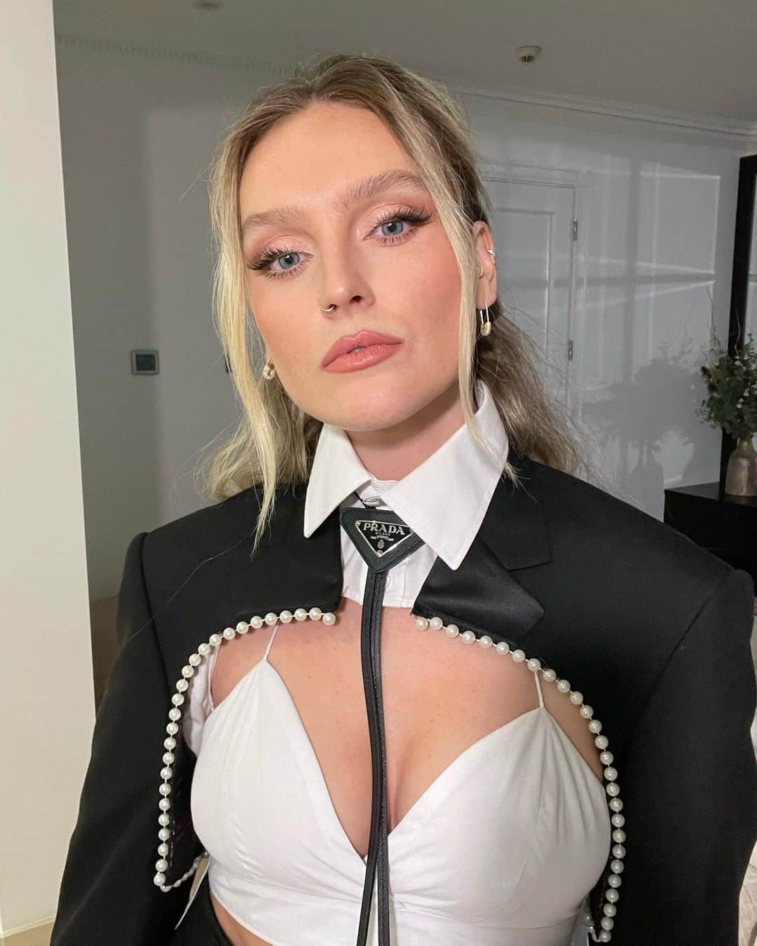 ペリー・エドワーズのインスタグラム：「Ready for Attitude ⚫️⚪️」