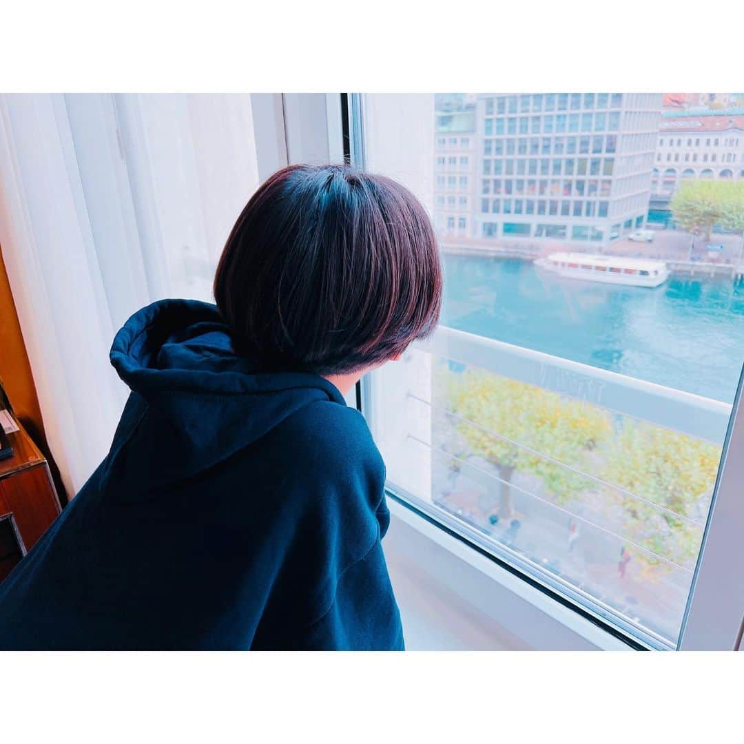 豊田エリーのインスタグラム：「🥳 It’s my sweet daughter’s 12th birthday!!!  12歳のお誕生日おめでとう🎂 きっと世界中のどこに居ても自分らしさや 自分の好きなことを見失わない、 そんな強さを日々感じて頼もしいです。 12歳、、大きいなぁ！！ 素敵な年にしようね🍀 #daughters12thbirthday  #happybirthday」