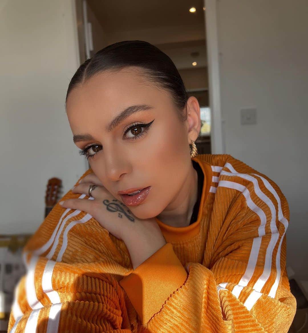シェール・ロイドのインスタグラム：「Hey 🧡」