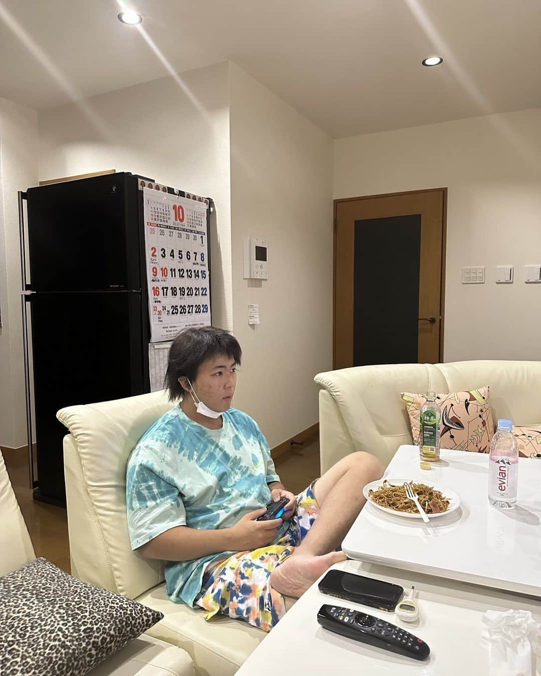 ジャガー横田のインスタグラム：「こんばんは🌆 JJは月曜日にワクチン接種をして翌日は副反応で熱はありましたが意外に元気にしてたように思います…しかし38.8°まで上がりましたよ〜‼️ 私なんか4回接種して…副反応の意味が分からない💦（爆笑）  JJには副反応は病気じゃないから時間が経てば治るから気にするな❗️と言って置いたら…夜には微熱になってゲームして遊ぶ元気までありました💕 そして水曜日に帰って…又､明日来るらしい💦 でも…今回､居る間に撮れた写真はこれ1枚のみ💔」