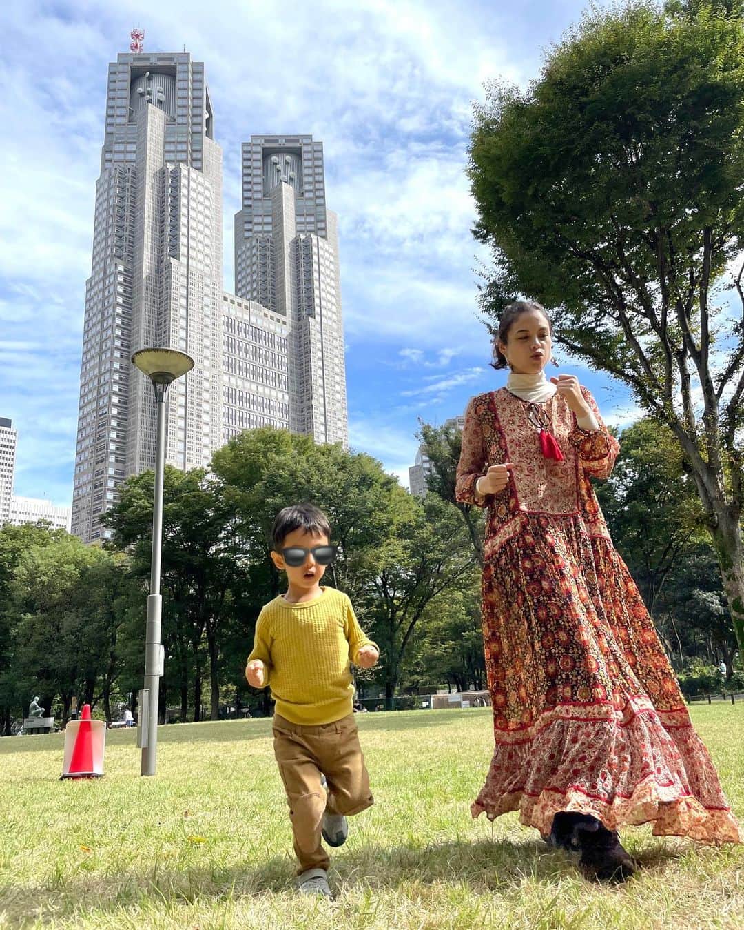 仲川希良のインスタグラム：「用事のついでに珍しく都会の公園へ ・ 花壇の朽ちかけた花を息子が熱心に眺めていて 離れたところにいた私を無言で手招きするので一体なにかと思ったら ・ ヒマワリ系のその花の種をスズメの群れがついばんでいるのだと そっと教えてくれました ・ スズメは面白いほど花壇に紛れていてその時息子のほかにそれに気付いている人はなく 一緒にしゃがんで眺めていると何人かが「なになに？」と寄ってきたのですが そのたびに息子は小声で「スズメがお花たべてるよ……！」と目をキラキラさせながら自分の大発見を伝えるのでした ・ ・ そこに何分いたか分からないけど スズメが去ったあともハチがきてアブがきてチョウがきて それぞれの蜜の吸い方それぞれの羽ばたき方 ジッとただただ眺める時間 ・ ・ 息子にもこういう時の流れを知ってほしい 都会でもどこでも自分で見つけて 味わえるようになってほしい ・ このテンポじゃないと見えてこないものがきっと必ずあると思っている私には とても嬉しいひとときでした ・ ・ ・ #公園 #アウトドア #育児 🦋🐝🐦🌻」