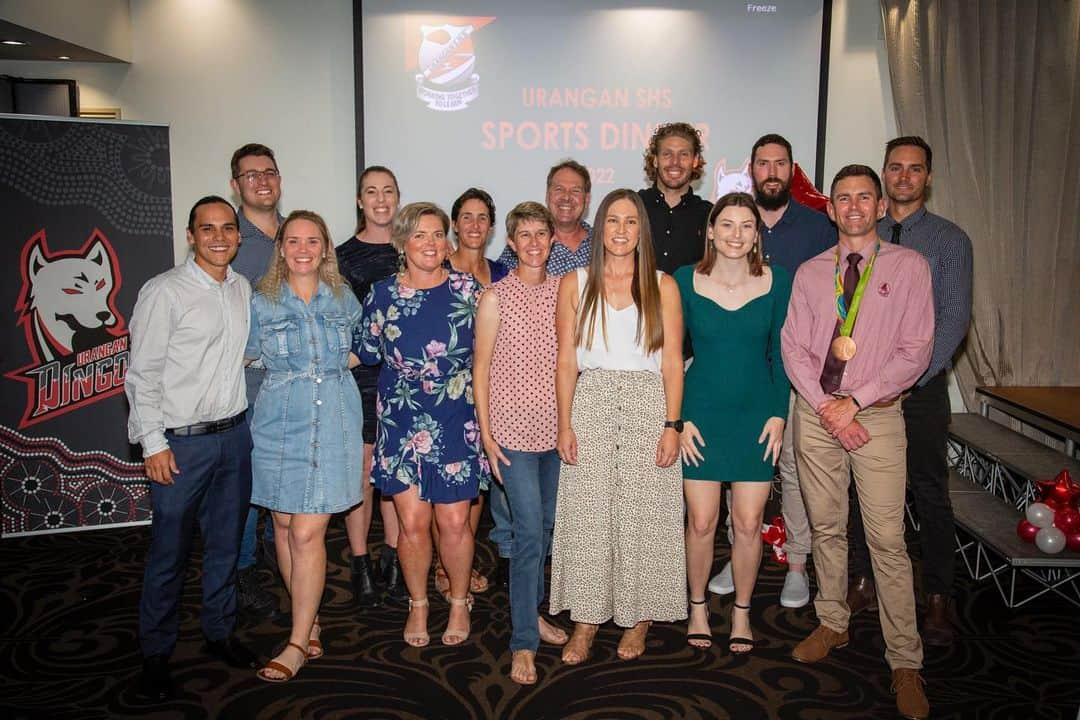 ジェイク・パッカードさんのインスタグラム写真 - (ジェイク・パッカードInstagram)「Trying to inspire the next generation. Great night in Hervey Bay, also recreating a photo of one of the kids we met at a swim carnival and kicking goals」10月14日 5時16分 - jake_packard