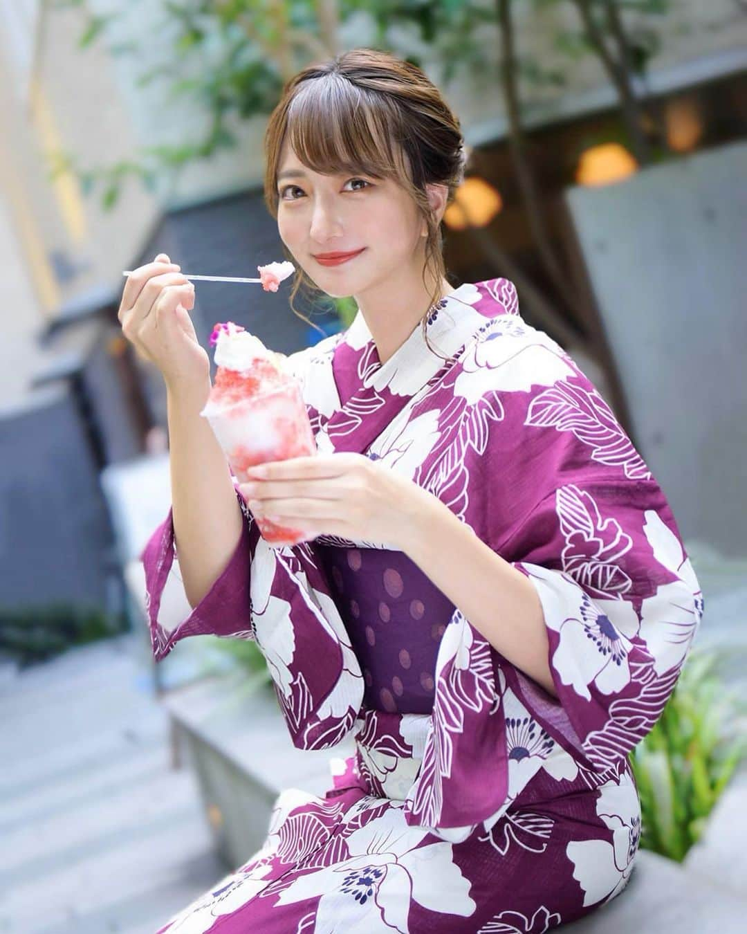 羽田優里奈さんのインスタグラム写真 - (羽田優里奈Instagram)「.  食べる悦び…🍧✨ . 贅沢生クリーム乗せ！ 新雪のようにふわっふわした氷に いちごソースはとろっと果肉感があって、 瑞々しくジューシーなかき氷でした！！🍓 . . さてさて！ 今日は何の日でしょうか？ 「大阪ほんわかテレビ」の放送日です🙋‍♀️ . 絶品"お芋スイーツ"食べ尽くしてます！！🍠 食べまくりの幸せロケでした！🤤 スタッフさん総出で一生懸命ドライアイスで スモークを焚いていたインサートにも注目です！笑 . . 来週はキャンプグッズを紹介します🍺 驚きの便利グッズばっかりです！ . 2週連続で登場します！ ぜひご覧くださーいっ😆☀️ . . . . . . . . #ytv #読売テレビ #大阪ほんわかテレビ #芋スイーツ  #かき氷 #苺スイーツ #スイーツ #食べスタグラム  #食レポグラム #グルメ女子 #大阪グルメ #関西グルメ  #着物 #浴衣 #和装 #着物ヘア #着物コーディネート  #紫コーデ #浴衣ヘアアレンジ #浴衣コーデ #和装ヘア  #レトロ着物 #ootdfashion #japanesegirl  #kimonostyle #yukata #今宮戎福娘 #福娘」10月14日 17時21分 - hadayurina_