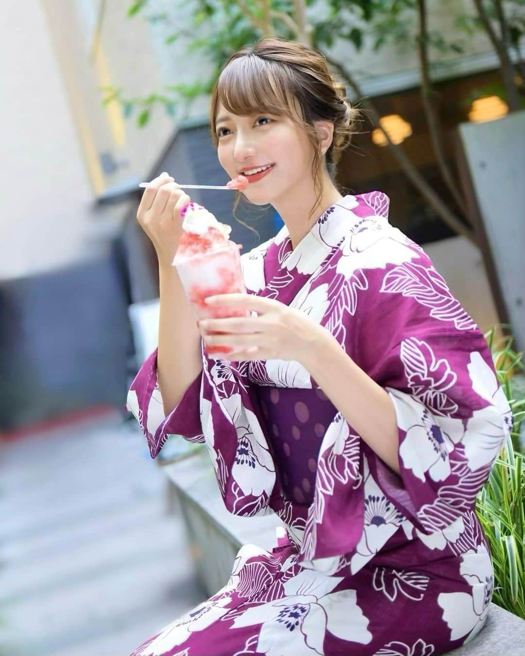のインスタグラム：「.  食べる悦び…🍧✨ . 贅沢生クリーム乗せ！ 新雪のようにふわっふわした氷に いちごソースはとろっと果肉感があって、 瑞々しくジューシーなかき氷でした！！🍓 . . さてさて！ 今日は何の日でしょうか？ 「大阪ほんわかテレビ」の放送日です🙋‍♀️ . 絶品"お芋スイーツ"食べ尽くしてます！！🍠 食べまくりの幸せロケでした！🤤 スタッフさん総出で一生懸命ドライアイスで スモークを焚いていたインサートにも注目です！笑 . . 来週はキャンプグッズを紹介します🍺 驚きの便利グッズばっかりです！ . 2週連続で登場します！ ぜひご覧くださーいっ😆☀️ . . . . . . . . #ytv #読売テレビ #大阪ほんわかテレビ #芋スイーツ  #かき氷 #苺スイーツ #スイーツ #食べスタグラム  #食レポグラム #グルメ女子 #大阪グルメ #関西グルメ  #着物 #浴衣 #和装 #着物ヘア #着物コーディネート  #紫コーデ #浴衣ヘアアレンジ #浴衣コーデ #和装ヘア  #レトロ着物 #ootdfashion #japanesegirl  #kimonostyle #yukata #今宮戎福娘 #福娘」