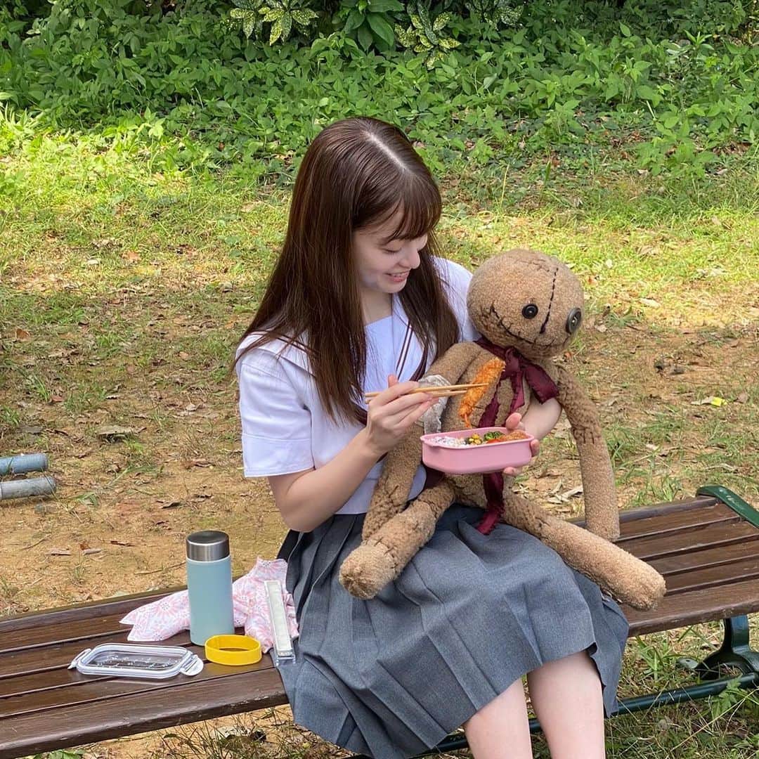 のインスタグラム：「「カラダ探し」本日公開しました。 是非劇場でご覧下さい！  ２枚目の写真…環奈を探して〜🧸  #橋本環奈 #橋本環奈2022 #橋本環奈マネージャー #カラダ探し #環奈探し」