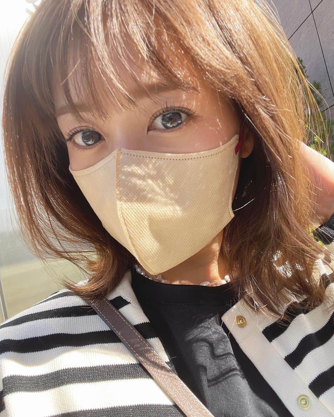 木村愛里さんのインスタグラム写真 - (木村愛里Instagram)「⋆ いつも1monthのコンタクトを使用しているのですが なんだか朝つけたらゴワゴワ調子が悪くて よし！今日は1dayのコンタクトにしよう！ と思い立った今朝🌞 ㅤㅤㅤㅤㅤㅤㅤㅤㅤㅤㅤㅤㅤ コンタクトをストックしているケースを ごそごそと漁っていたら 数年前のハロウィーンで🎃 セーラームーンのコスプレをする時に購入した ブルーの1dayコンタクトがでてきた🌙 ㅤㅤㅤㅤㅤㅤㅤㅤㅤㅤㅤㅤㅤ 今日は人に会う予定もないし(笑) コレをつけてみよう！と... ㅤㅤㅤㅤㅤㅤㅤㅤㅤㅤㅤㅤㅤ なかなか良かった件💙💁‍♀️笑 ㅤㅤㅤㅤㅤㅤㅤㅤㅤㅤㅤㅤㅤ ㅤㅤㅤㅤㅤㅤㅤㅤㅤㅤㅤㅤㅤ 色々なカラーの1dayコンタクト 挑戦してみようかな🥺 ㅤㅤㅤㅤㅤㅤㅤㅤㅤㅤㅤㅤㅤ ㅤㅤㅤㅤㅤㅤㅤㅤㅤㅤㅤㅤㅤ ちなみにコンタクトは @bambi_angelcolor  エンジェルカラーバンビシリーズの スワンブルーでした💙 ㅤㅤㅤㅤㅤㅤㅤㅤㅤㅤㅤㅤㅤ ㅤㅤㅤㅤㅤㅤㅤㅤㅤㅤㅤㅤㅤ #コンタクト #カラコン #ブルー #エンジェルカラー #バンビシリーズ #エンジェルカラーバンビシリーズ #スワンブルー #👁 💙💙💙💙💙」10月14日 16時46分 - airi_official