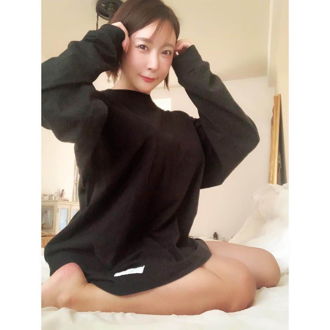 羽生アリサのインスタグラム：「すっかり長袖の季節になりましたね🥶🍁🍃 あったかくして過ごしてくださいね🔥☺️  リムエラ(@rimuela_official )さんのロンt🙌✨  ちなみになかなか気づかれませんが髪の毛を久々にかなり短くしました💇‍♀️🌸 どうかな？？☺️  @rimuela_official  #rimuela #rimuelastyle  #リムエラ #ロンt」
